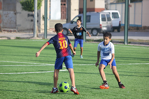 Bambini giocano a calcio Bambini giocano a calcio
